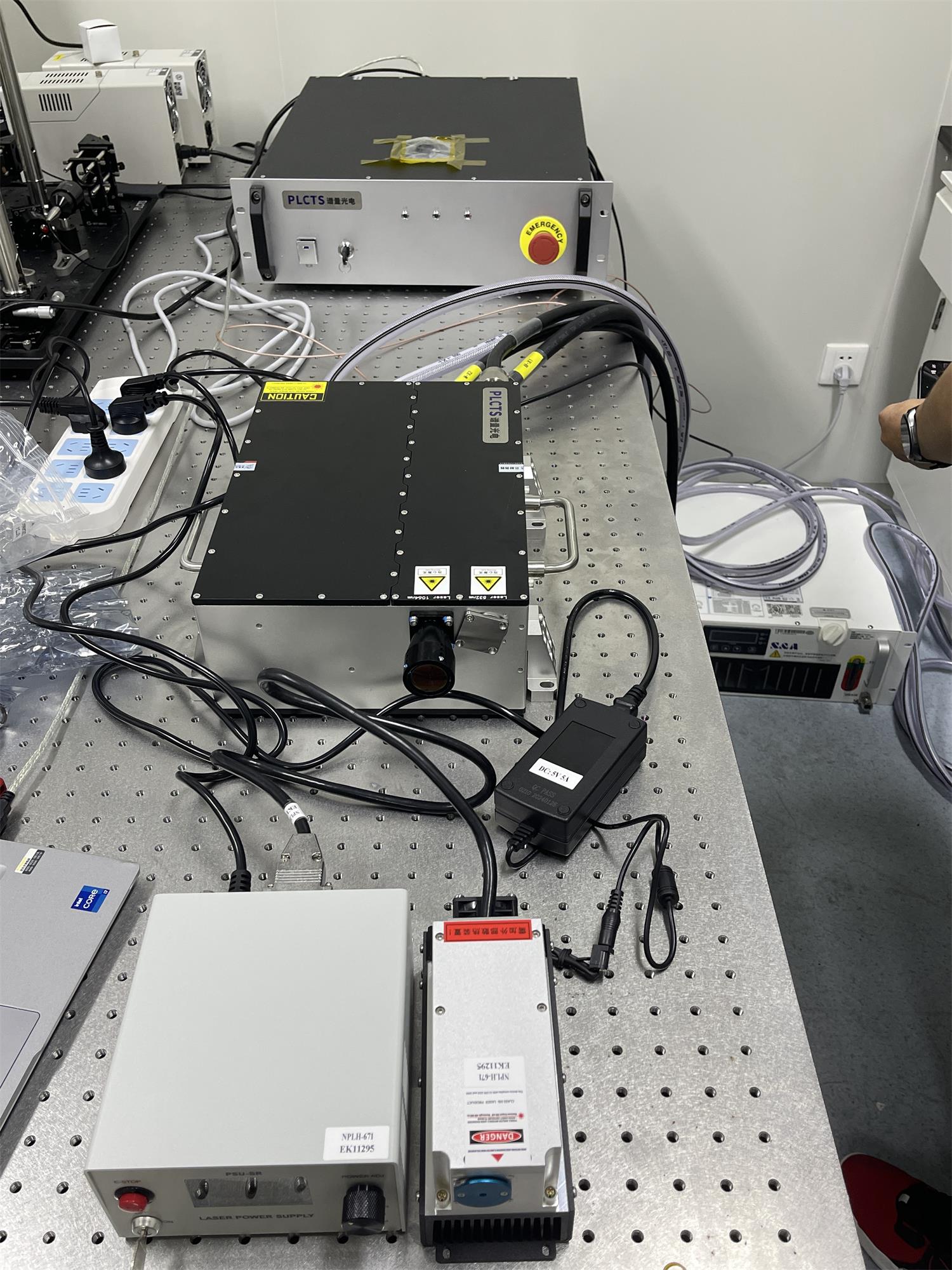 中国科学技术大学 532/1064nm亚纳米调频激光器及671nm表触发陆续激光器顺利验收交付